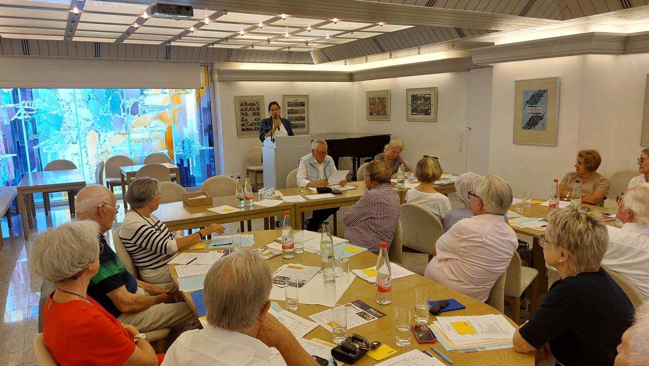 Isabell Rahms, Landtagskandidatin, stellt sich den Teilnehmern der Mitgliederversammlung vor.